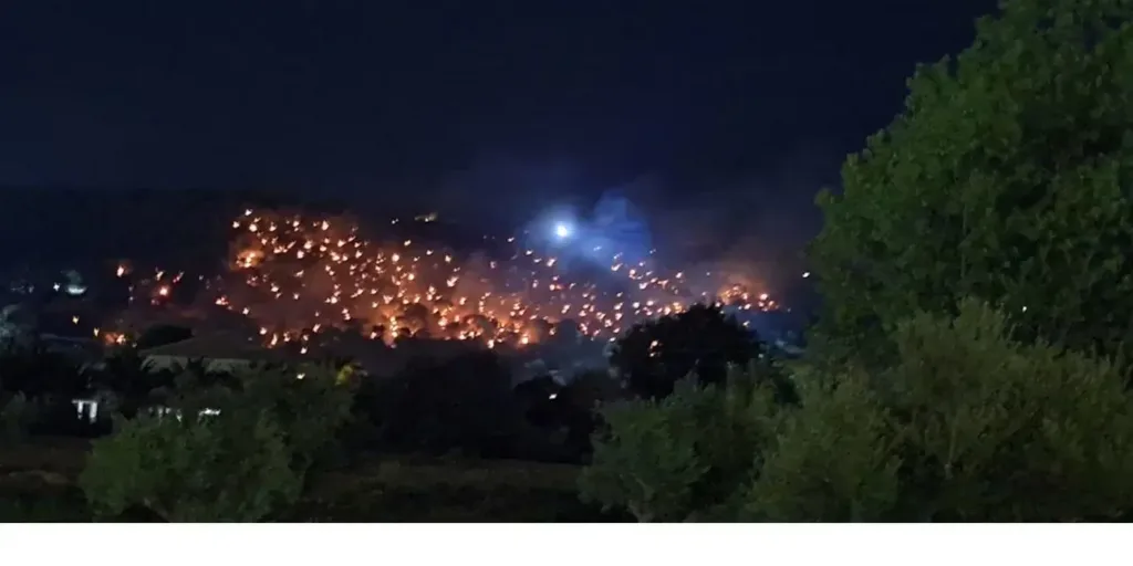 Οριοθετήθηκε η φωτιά στο Τσιλιβί Ζακύνθου – Σε επιφυλακή Λιμενικό και Πυροσβεστική