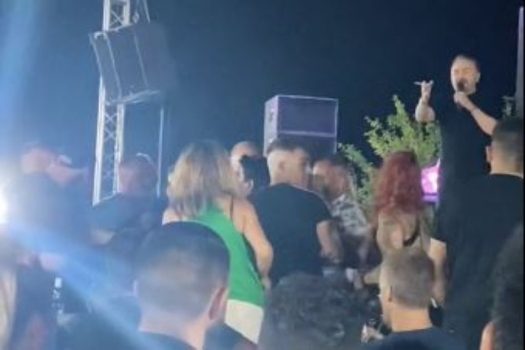 Ωρυόταν ο Γονίδης: «Βγάλτον έξω, άντε γ@@@σου» – Τα γαλλικά του τραγουδιστή επί σκηνής, τι συν