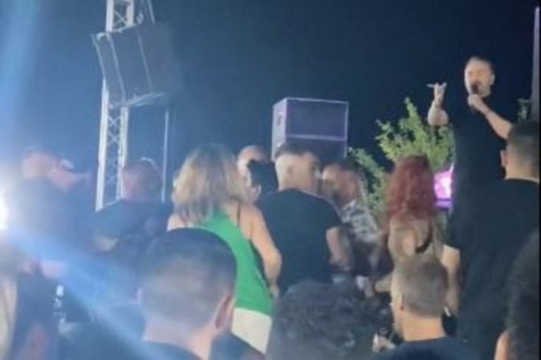Ωρυόταν ο Γονίδης: «Βγάλτον έξω, άντε γ@@@σου» – Τα γαλλικά του τραγουδιστή επί σκηνής, τι συνέβη [βίντεο]