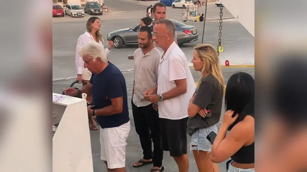 Τομ Χανκς: Στην ουρά για το πλοίο της γραμμής από Πούντα για Αντίπαρο [Εικόνα]