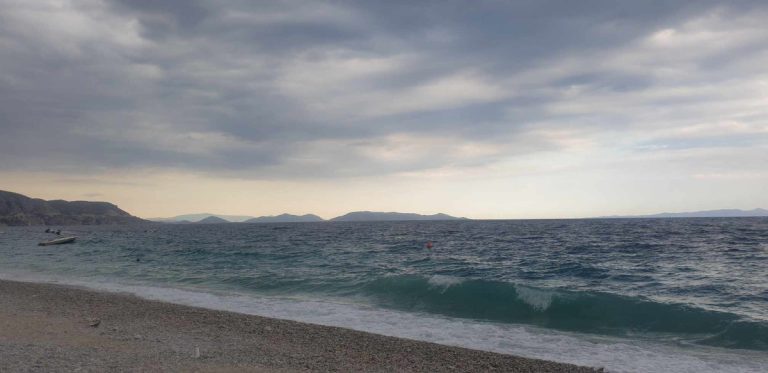 Καιρός: Με τα κιάλια θα βλέπουμε τις παραλίες – Επιδείνωση με καταιγίδες και χαλάζι [Βίντεο]