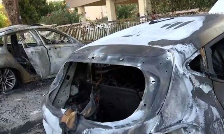 Φωτιά σε αυτοκίνητα στην Καλαμαριά – Εκρήξεις σήκωσαν την γειτονιά στο πόδι [Βίντεο]