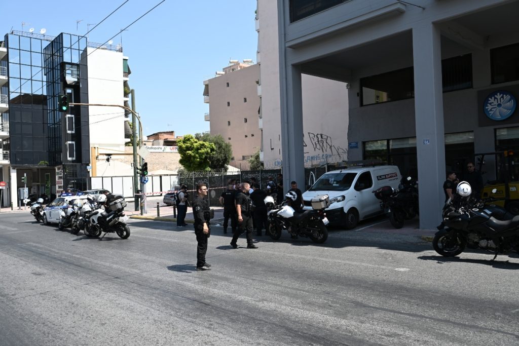 Κολωνός: Βίντεο ντοκουμέντο – Η στιγμή που ο ληστής δέχεται τους πυροβολισμούς και πέφτει στο έδαφος
