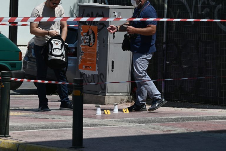 Κολωνός: Ελεύθερος χωρίς περιοριστικούς όρους ο ειδικός φρουρός που πυροβόλησε τον ληστή τράπεζας