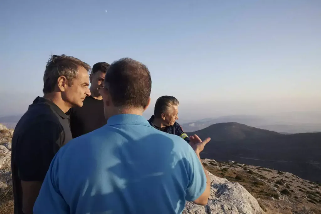 Στην Πάρνηθα για αυτοψία στις καμένες περιοχές ο πρωθυπουργός Κυριάκος Μητσοτάκης