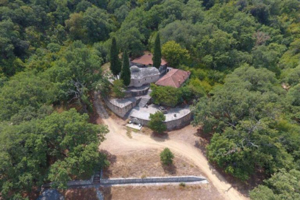 Λάρισα: Ξήλωσαν το δάπεδο εκκλησίας για λίρες – Πιάστηκαν επ’ αυτοφώρω