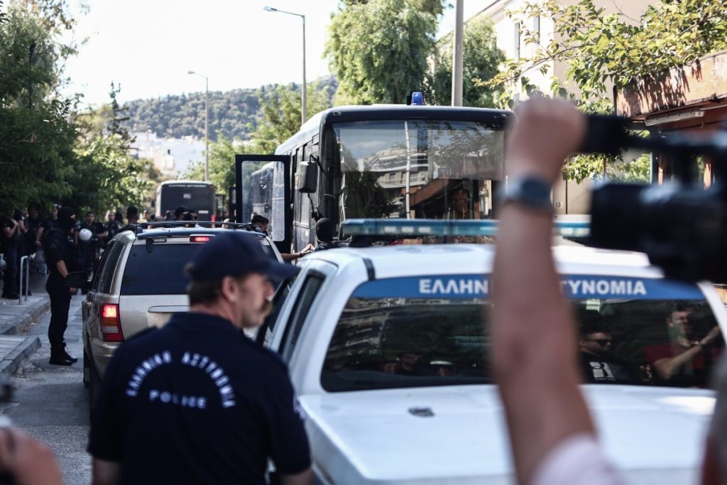 Νέα Φιλαδέλφεια: Ένταση ανάμεσα σε οπαδούς της ΑΕΚ και ΜΑΤ έξω από την Ευελπίδων – Απολογούντα