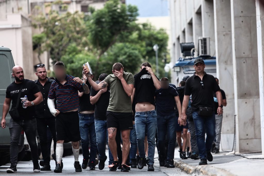 Νέα Φιλαδέλφεια: Ταυτοποιήθηκαν τρεις ακόμη Έλληνες χούλιγκαν – Έρχονται νέα εντάλματα σύλληψη