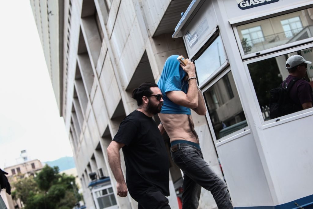 Νέα Φιλαδέλφεια: Στον ανακριτή ο Έλληνας χούλιγκαν που συνελήφθη – Αρνείται τη συμμετοχή του ο