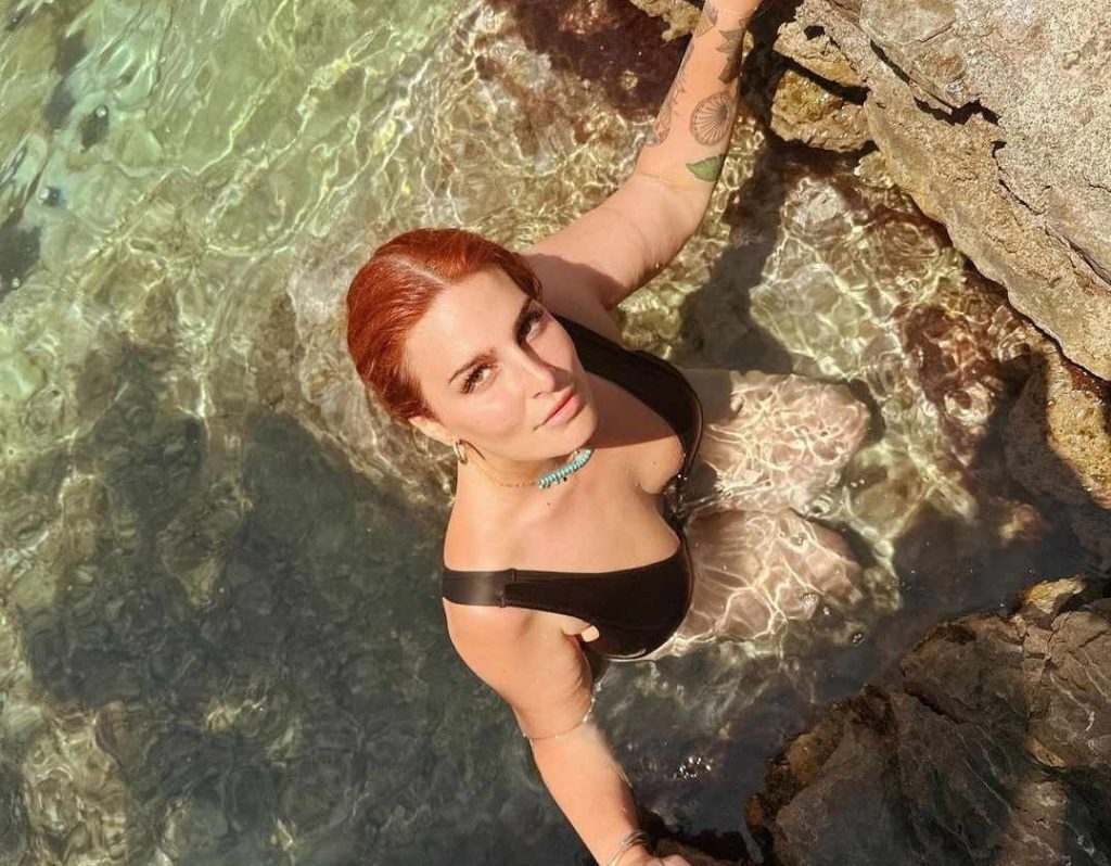 Η Εβελίνα Νικόλιζα ποζάρει με μαγιό και χωρίς μακιγιάζ – Είναι «φτυστή» η Σίσσυ Χρηστίδου [Εικ