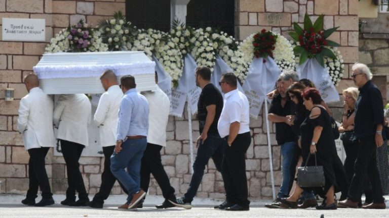 Οδυσσέας Σταμούλης: Σπαραγμός στην κηδεία του 11χρονου γιου του – Υποβασταζόμενος σε άσχημη κατάσταση ο ηθοποιός