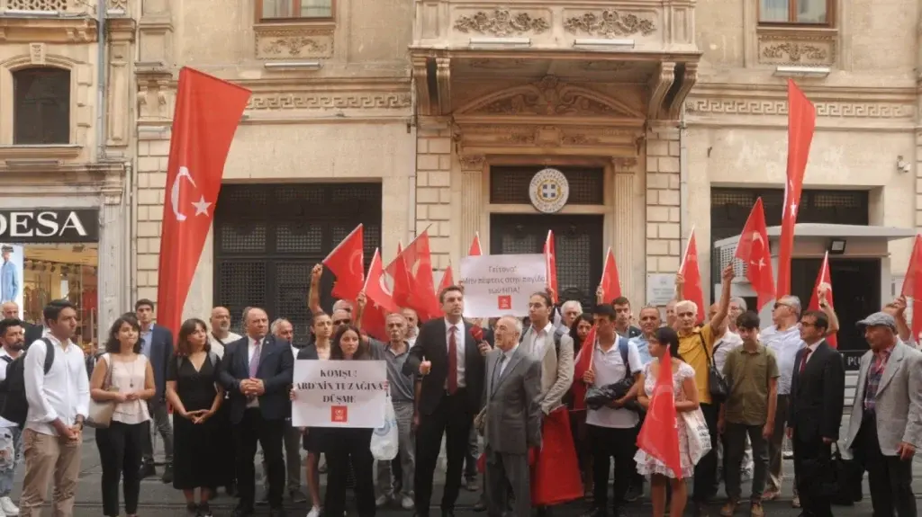 Τουρκία: Προκλητική συγκέντρωση έξω από το ελληνικό Προξενείο στην Κωνσταντινούπολη – «Θα αντι