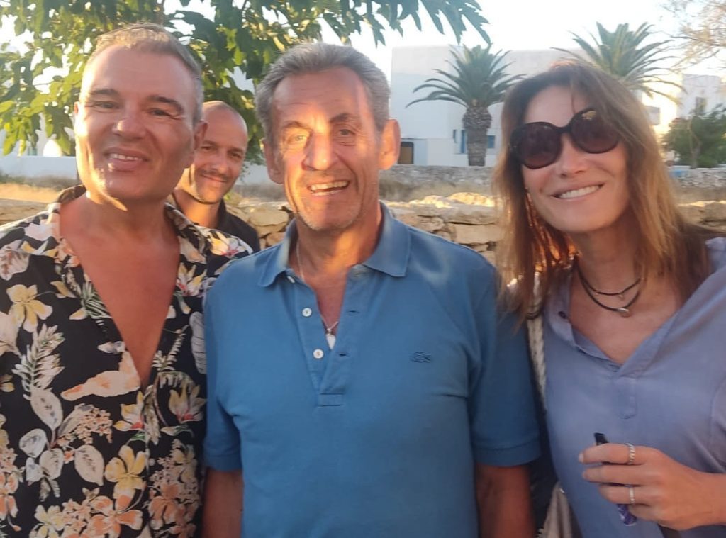Ο Νικολά Σαρκοζί και η Κάρλα Μπρούνι κάνουν διακοπές αλά…ελληνικά στην Φολέγανδρο [Εικόνες]