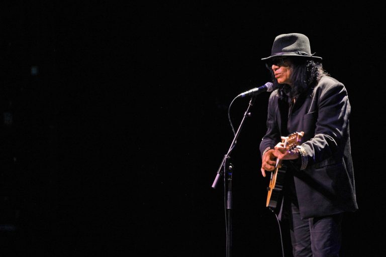 Σίξτο Ροντρίγκεζ: Πέθανε ο Sugar Man – Οι επιτυχίες του Αμερικανού τραγουδιστή και οι φήμες για αυτοκτονία [βίντεο]