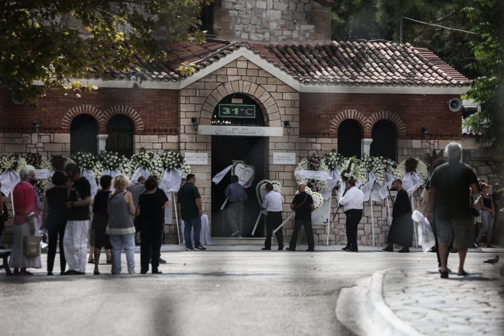 Οδυσσέας Σταμούλης: Ανείπωτη θλίψη στην κηδεία του γιου του [Εικόνες]