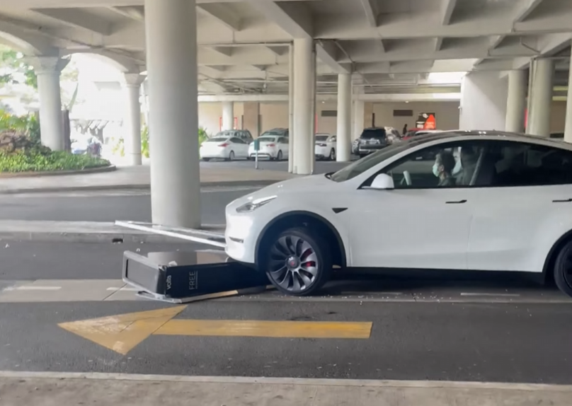 Οδηγός Tesla «ξηλώνει» σταθμό φόρτισης και δε το παίρνει καν χαμπάρι