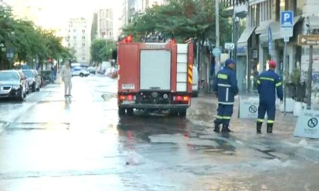 Πανικός στη Θεσσαλονίκη: Η Ερμού «πλημμύρισε» έπειτα από ζημιά σε αγωγό νερού – Η περιοχή έμεινε χωρίς ρεύμα