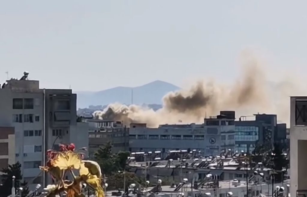 Φωτιά σε αποθήκη κρεάτων στη Λαχαναγορά του Ρέντη – Πού έχει διακοπεί η κυκλοφορία