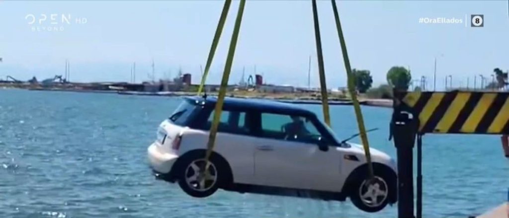 Επιχείρηση «διάσωσης» στην Χαλκιδική – Βρέθηκε αυτοκίνητο να επιπλέει στη θάλασσα [Βίντεο]