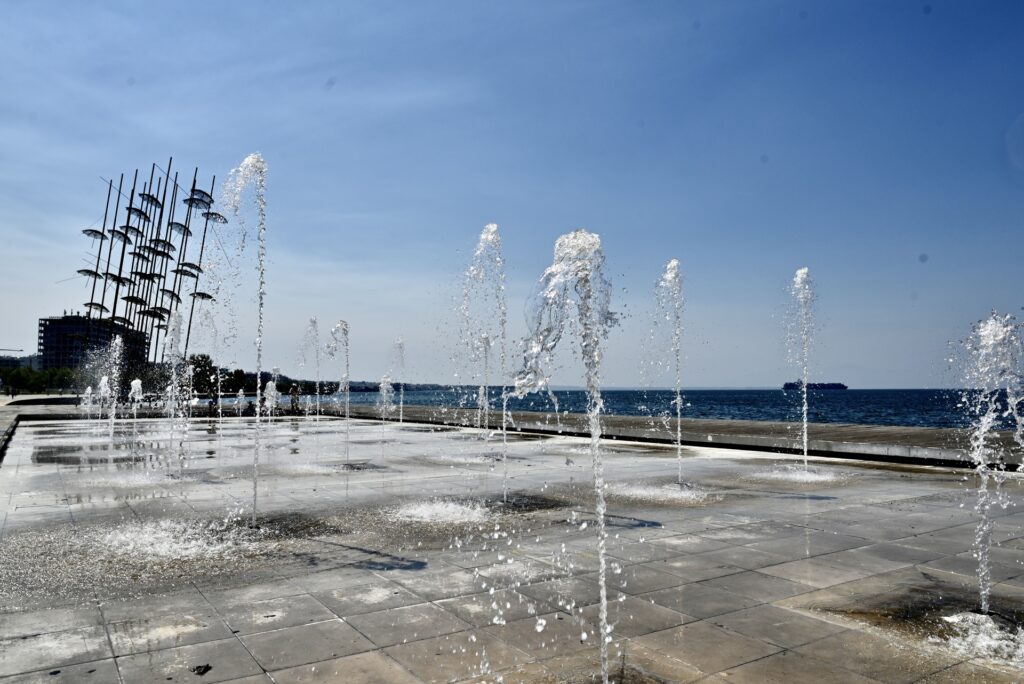 Θεσσαλονίκη: Σε δοκιμαστική λειτουργία τα σιντριβάνια στις «Ομπρέλες» του Ζογγολόπουλου