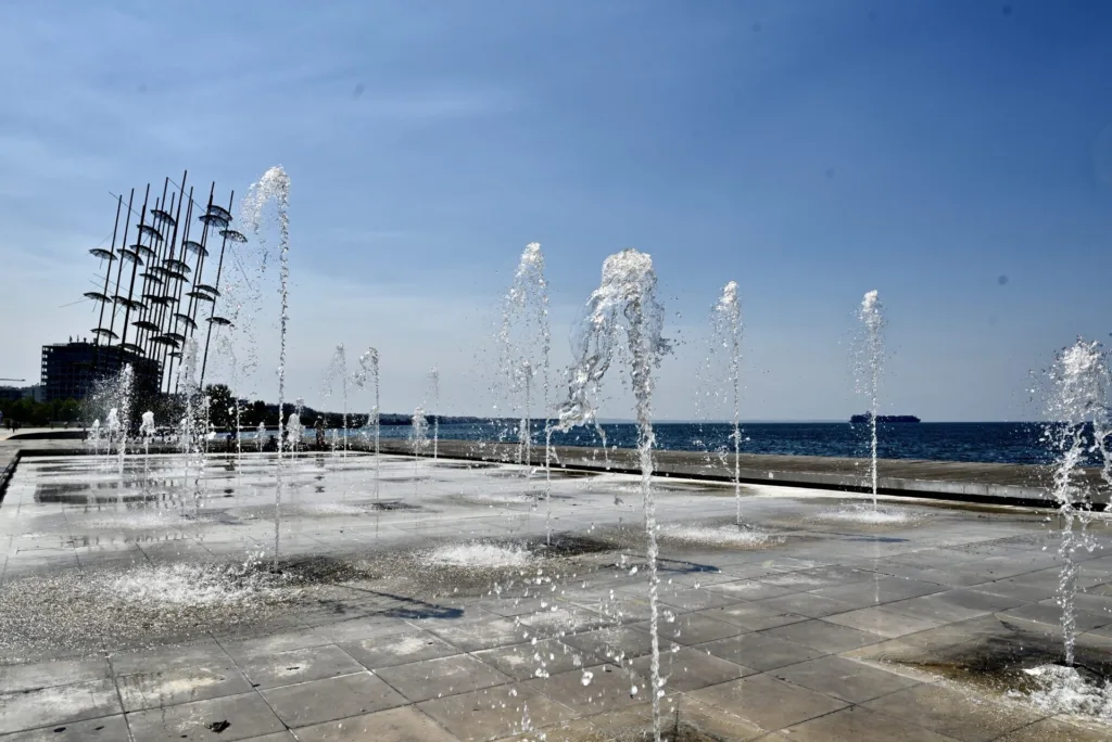 Θεσσαλονίκη: Σε δοκιμαστική λειτουργία τα σιντριβάνια στις «Ομπρέλες» του Ζογγολόπουλου