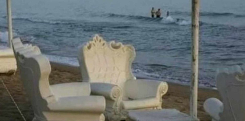 Kίνημα της πετσέτας: Επιχειρηματίας στην Κουρούτα το «τερμάτισε» – Έβγαλε πολυθρόνες στην άμμο