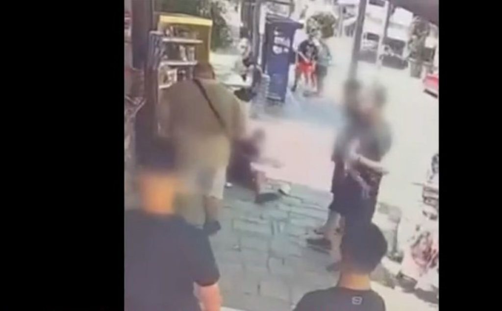Κατερίνη: Άνδρας σπρώχνει με δύναμη ανήλικο και τον «πετάει» σε ράφια περιπτέρου [Βίντεο]