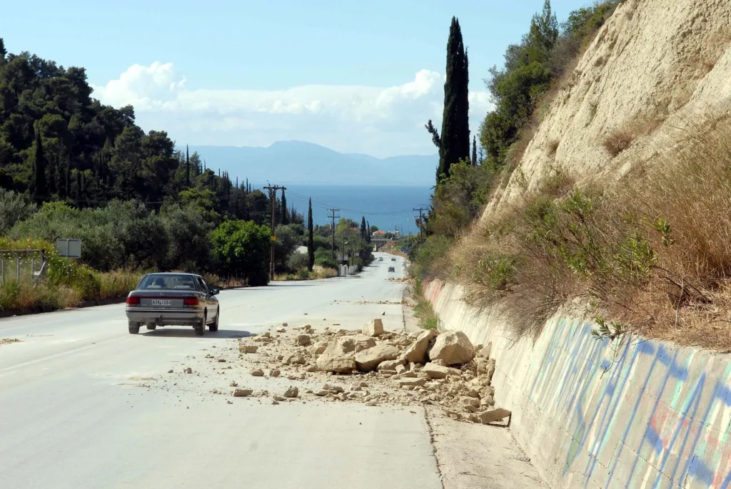 Διακοπή κυκλοφορίας στη Λεωφόρο Σχιστού λόγω κατολίσθησης