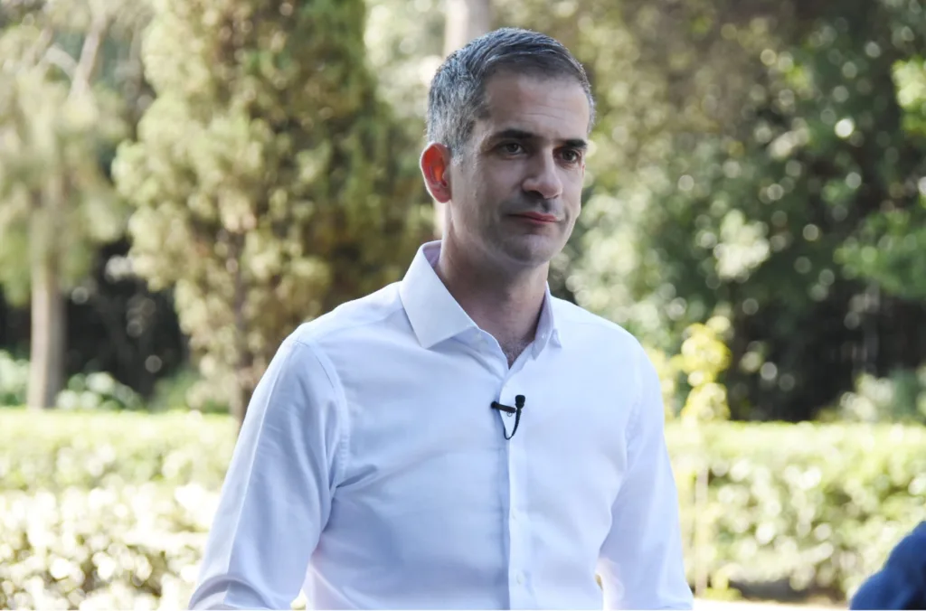 Συγκινεί ο Κώστας Μπακογιάννης για τα 34 χρόνια από τη δολοφονία του πατέρα του – Δείτε την αν