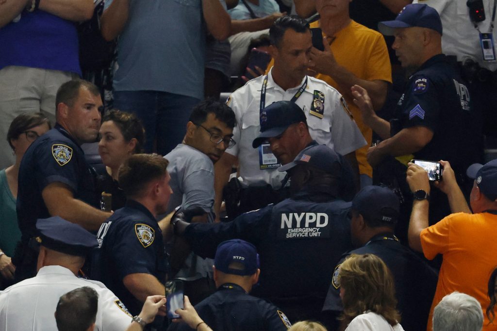 US Open: Ακτιβιστές διέκοψαν τον ημιτελικό Γκοφ-Μούχοβα