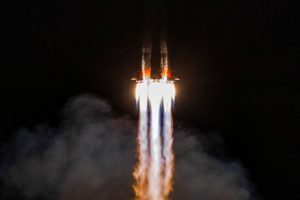 Σογιούζ Εκτοξεύτηκε ο Σογιούζ που μεταφέρει δύο Ρώσους και μια Αμερικανίδα