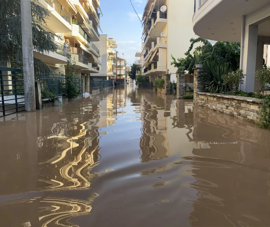 Λάρισα: Ώρες αγωνίας για την πόλη – Απειλεί ο Πηνειός, οχυρώνεται η πόλη – Εκκενώνονται οικισμοί