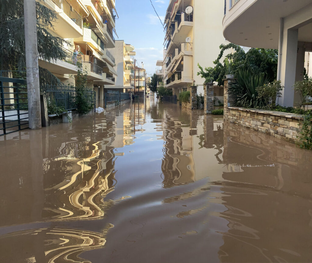 Λάρισα: Ώρες αγωνίας για την πόλη – Απειλεί ο Πηνειός, οχυρώνεται η πόλη – Εκκενώνονται οικισμοί