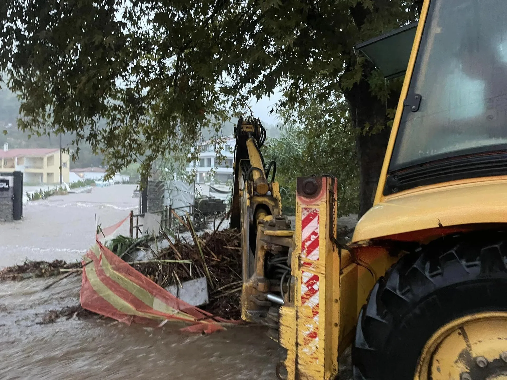 Κακοκαιρία «Daniel»: «Βουλιάζει» ο Βόλος από την βροχή