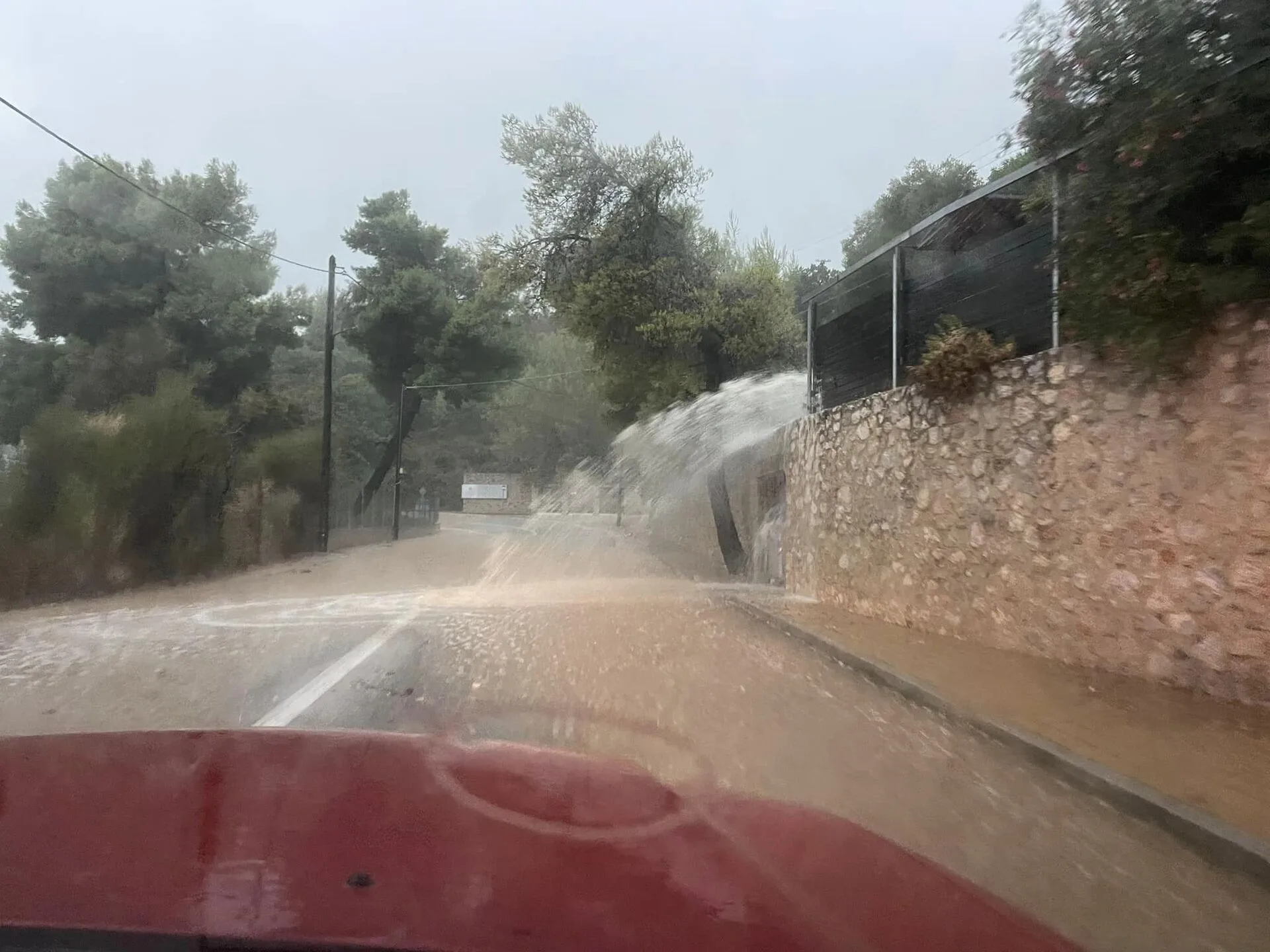 Κακοκαιρία «Daniel»: «Βουλιάζει» ο Βόλος από την βροχή - Ένας νεκρός, ένας αγνοούμενος 