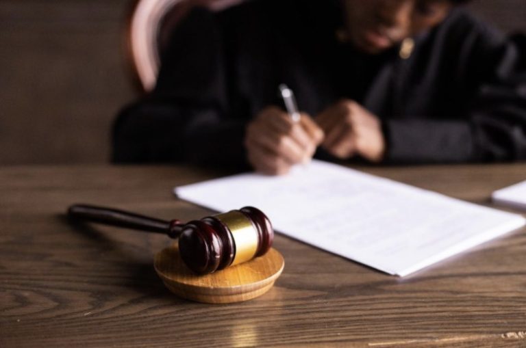 Νόμοι περί τυχερών παιχνιδιών στην Ελλάδα: Πώς ρυθμίζονται νομικά οι κουλοχέρηδες;