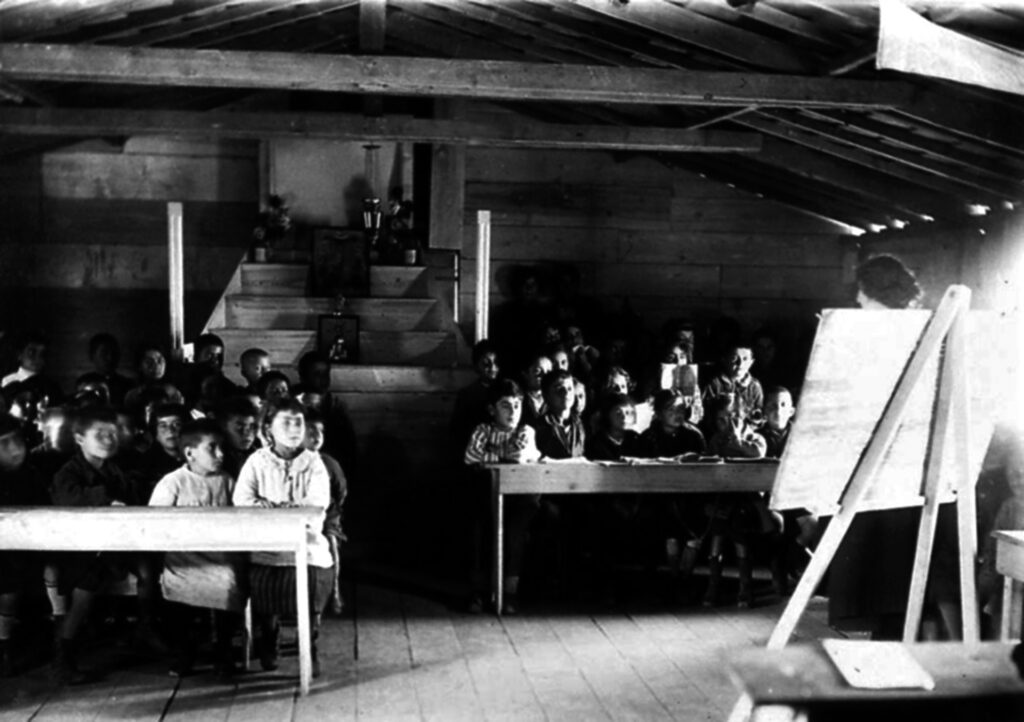 Τα σχολεία 100 χρόνια πριν: Το βάθρο της έδρας, το κρύο, η βέργα, οι στολές και τα παιχνίδια