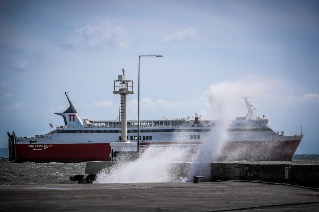 Ραφήνα: Άρχισε η ρυμούλκηση του Fast Ferries Andros – Στο λιμάνι του Λαυρίου καταπλέουν τα επιβατηγά