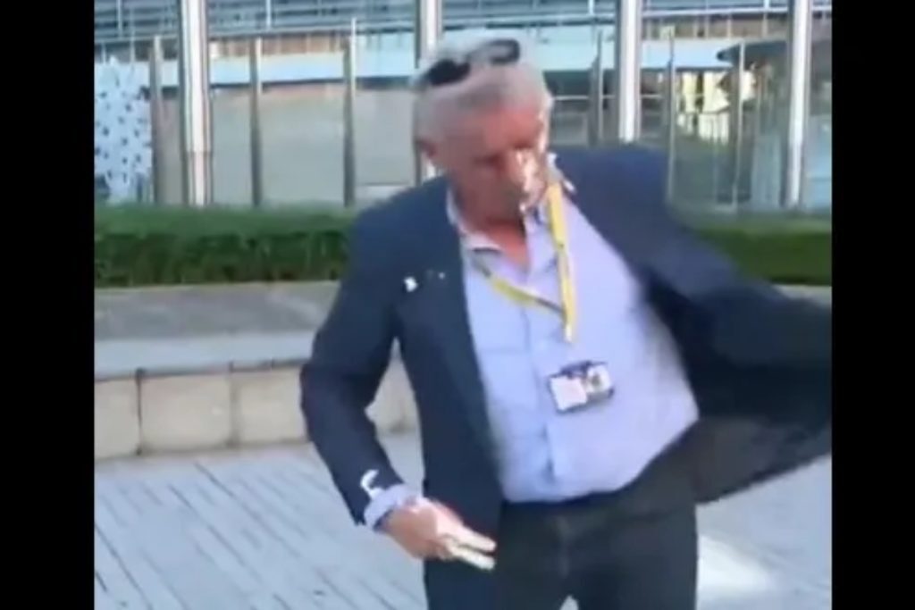 Βέλγιο: Ακτιβίστριες έριξαν τάρτα στον διευθύνοντα σύμβουλο της Ryanair έξω από την Κομισιόν [βίντεο