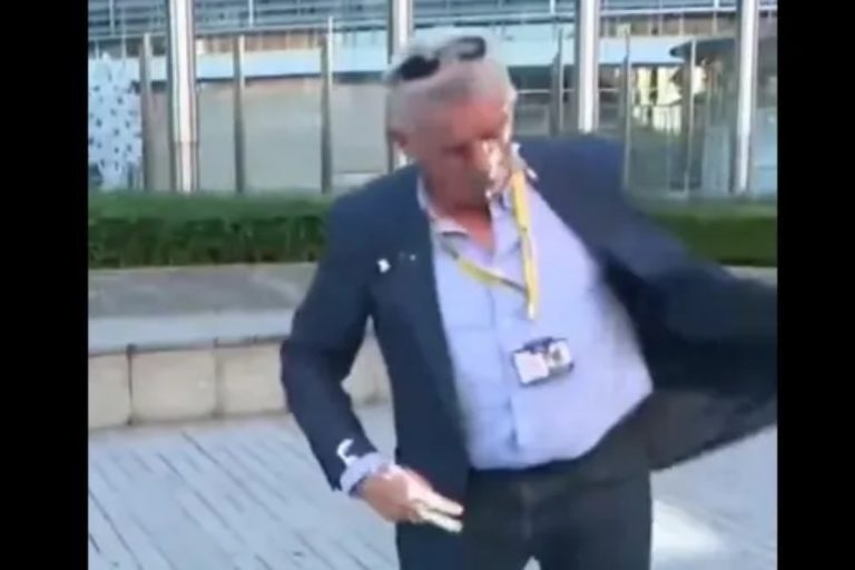 Βέλγιο: Ακτιβίστριες έριξαν τάρτα στον διευθύνοντα σύμβουλο της Ryanair έξω από την Κομισιόν [βίντεο] 