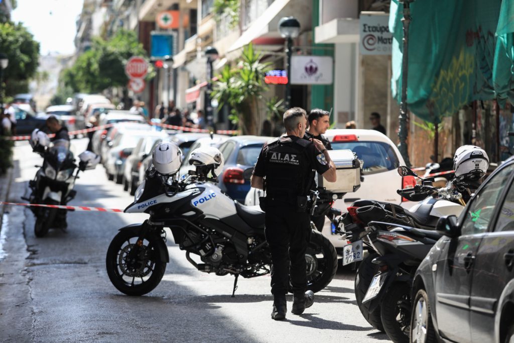 Πειραιάς: Η στιγμή της σύλληψης του 68χρονου που σκότωσε 39χρονο για μία θέση πάρκινγκ με καραμπίνα