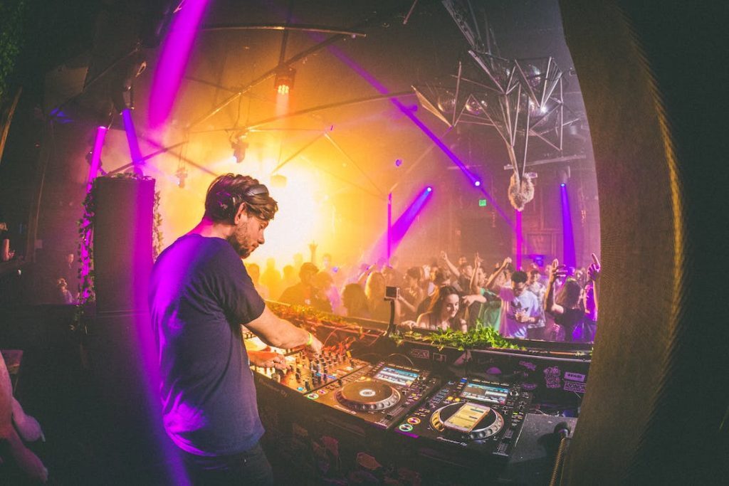 Λονδίνο: Φρικτός θάνατος για γνωστό DJ – Τον μαχαίρωσαν και τον ζεμάτισαν με καυτό νερό