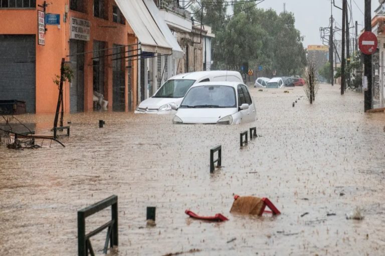 Κακοκαιρία Daniel: Απειλεί η λίμνη Κάρλα – Πλημμυρίζουν υπόγεια στη Λάρισα