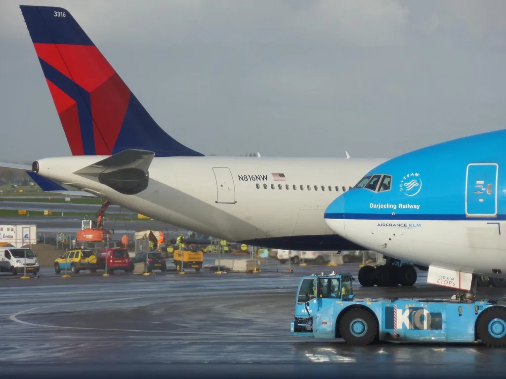 Delta Airlines: Επιβάτης σε πτήση έπαθε διάρροια και προκάλεσε συναγερμό «βιολογικού κινδύνου» [Βίντ