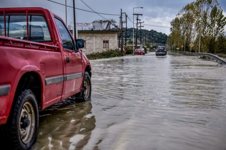 Κακοκαιρία Elias: Ποτάμια οι δρόμοι στη Μακρακώμη, προβλήματα στα Τρίκαλα – Πώς θα κινηθεί τις επόμενες ώρες 