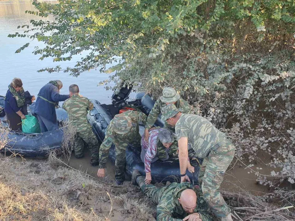 Ποιος είναι ο πεζοναύτης που έγινε «γέφυρα» για να περάσουν πάνω του – Η εξομολόγηση της ηλικι