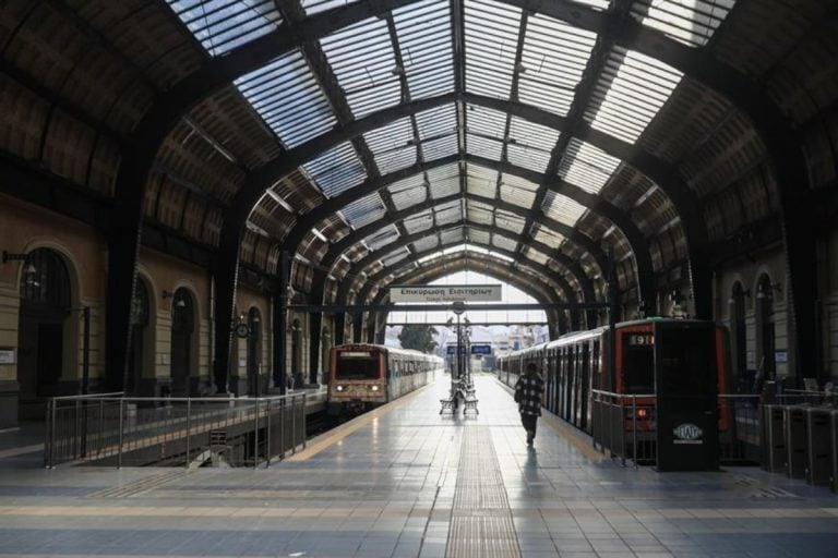 Πειραιάς: Αιγύπτιος απειλούσε να αυτοκτονήσει στον ηλεκτρικό