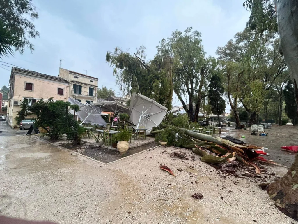 Κέρκυρα: Ανεμοστρόβιλος και κεραυνοί δημιούργησαν προβλήματα στο νησί