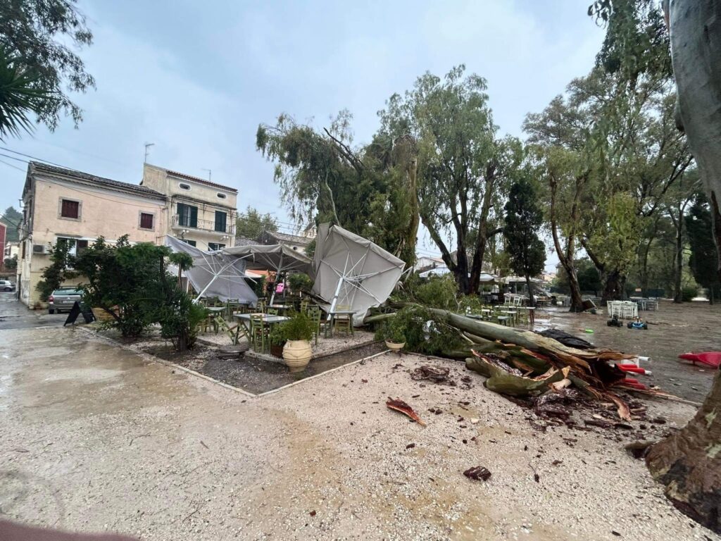Κέρκυρα: Ανεμοστρόβιλος και κεραυνοί δημιούργησαν προβλήματα στο νησί