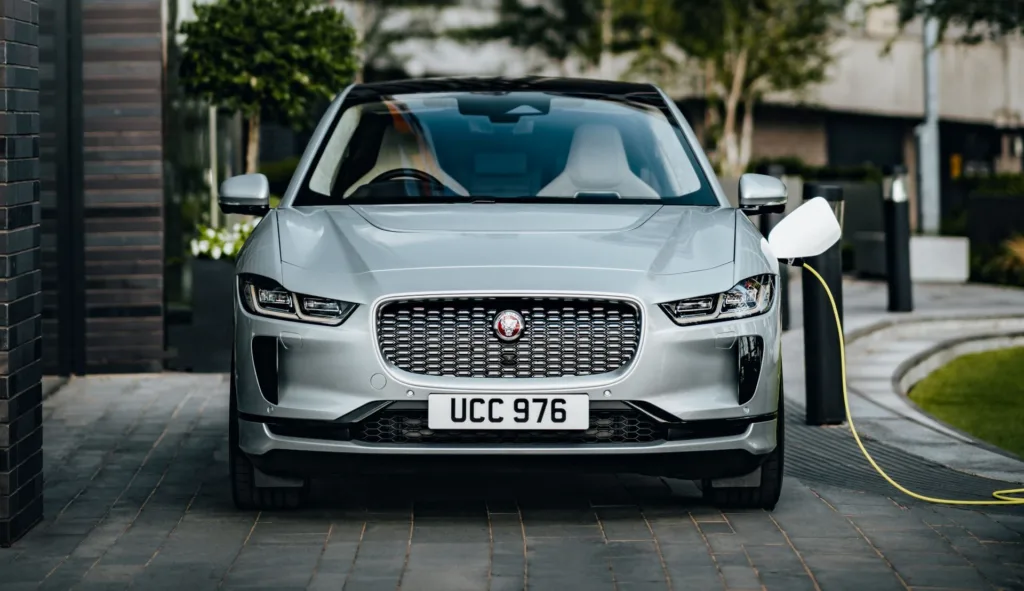 Οι καινούργιες Jaguar θα φορτίζουν στο δίκτυο της Tesla